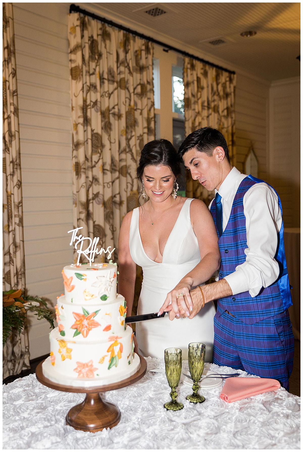 bride and groom cake cutting